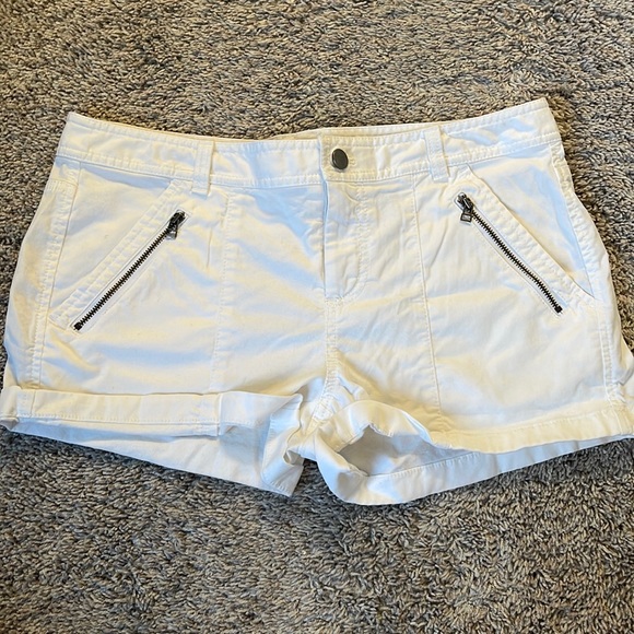 Women’s white linen shorts - Picture 1 of 5